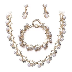 Gold earring with pearl